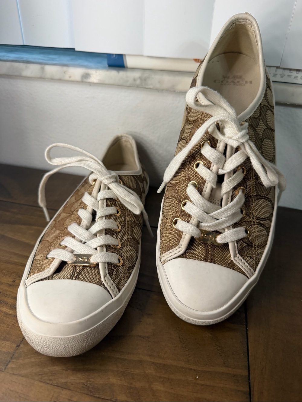 Coach signature pattern canvas brown and white lace up low top sneakers size 8.5
